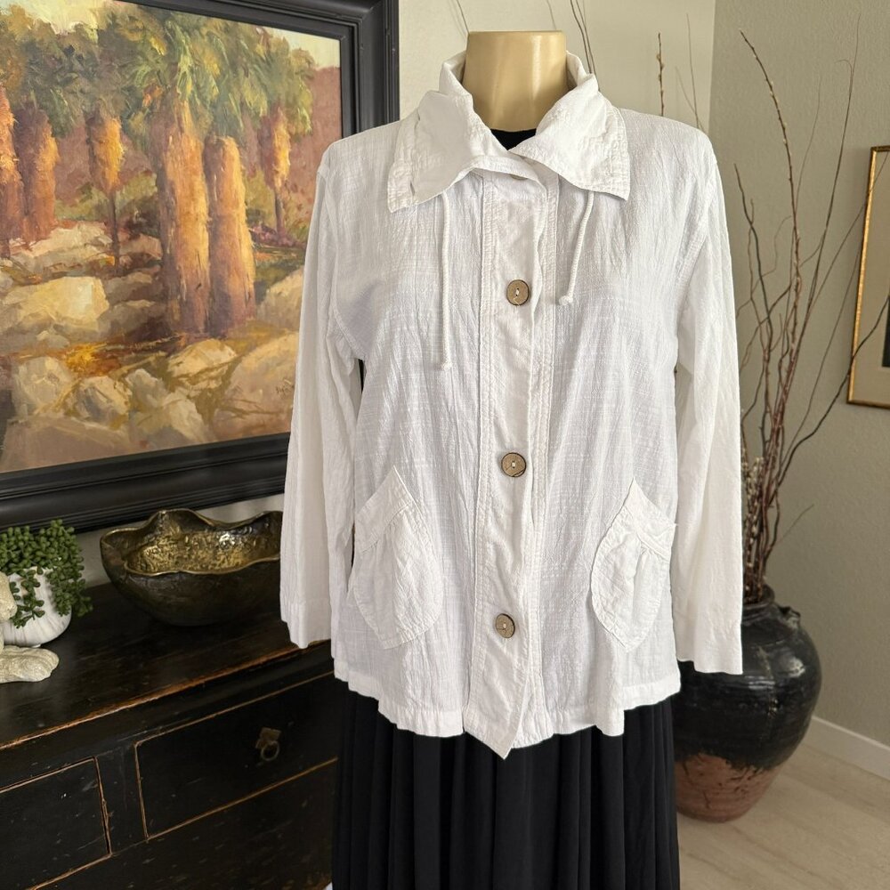 Drawstrings of Malibu Summer Gauze Cotton Jacket w/ wooden buttons